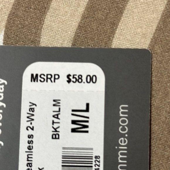 Yummie Shapewear Nylon Seamless 2-Way Tank NWT Size ML - Picture 8 of 9